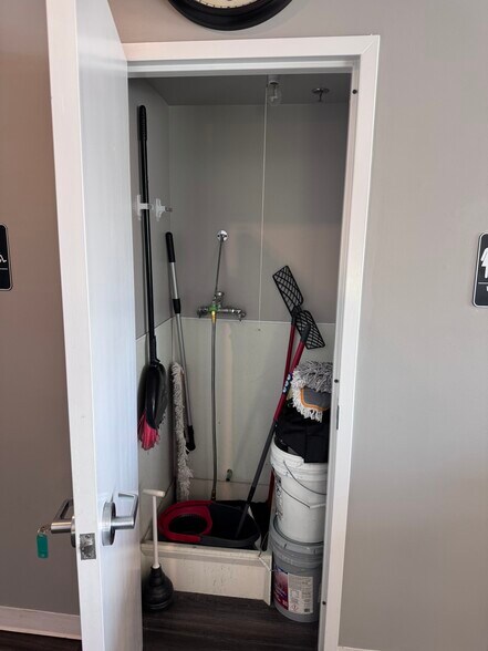 More Photos Of 413 NW Murray Rd, Lee's Summit Flex For Lease