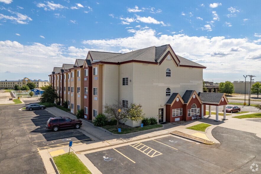 More Photos Of 1420 N Lorraine St, Hutchinson Hotel For Sale