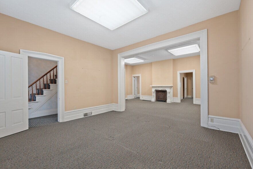 More Photos Of 1015 E Center St, Warsaw Office For Sale