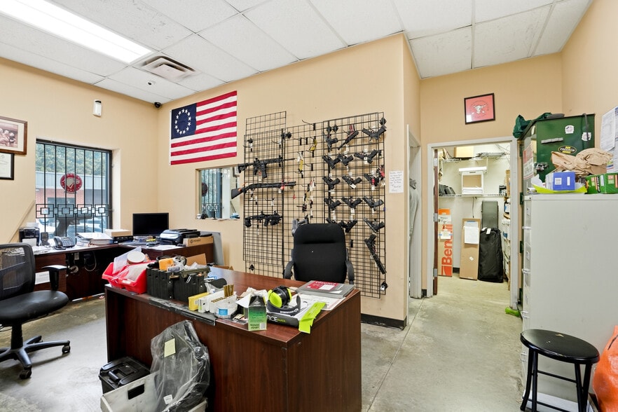 More Photos Of 6190 Parkway North Dr, Cumming Light Distribution For Sale