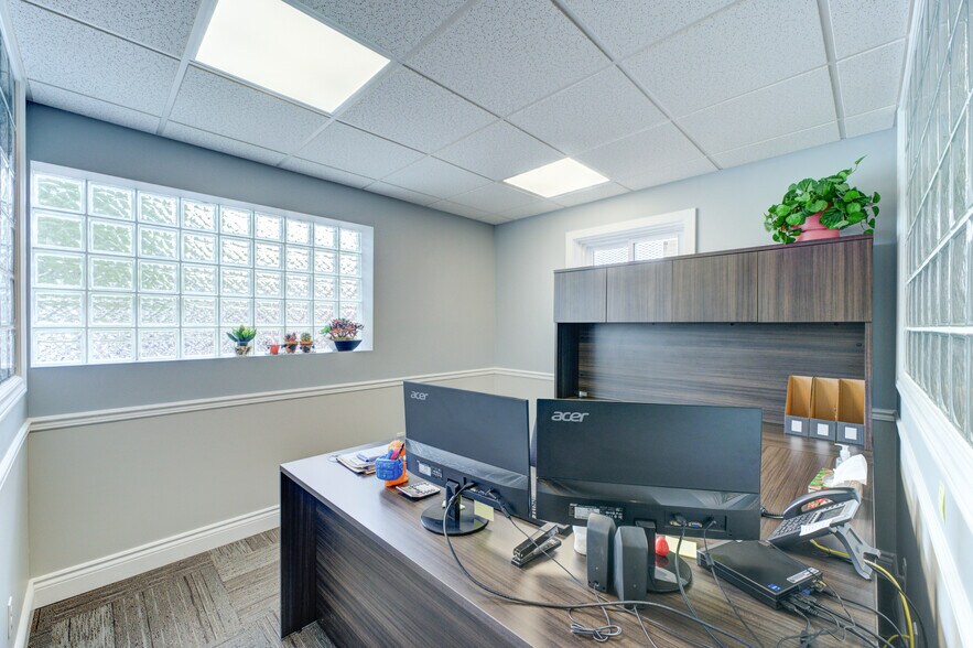 More Photos Of 127 Charing Cross St, Brantford Office For Sale