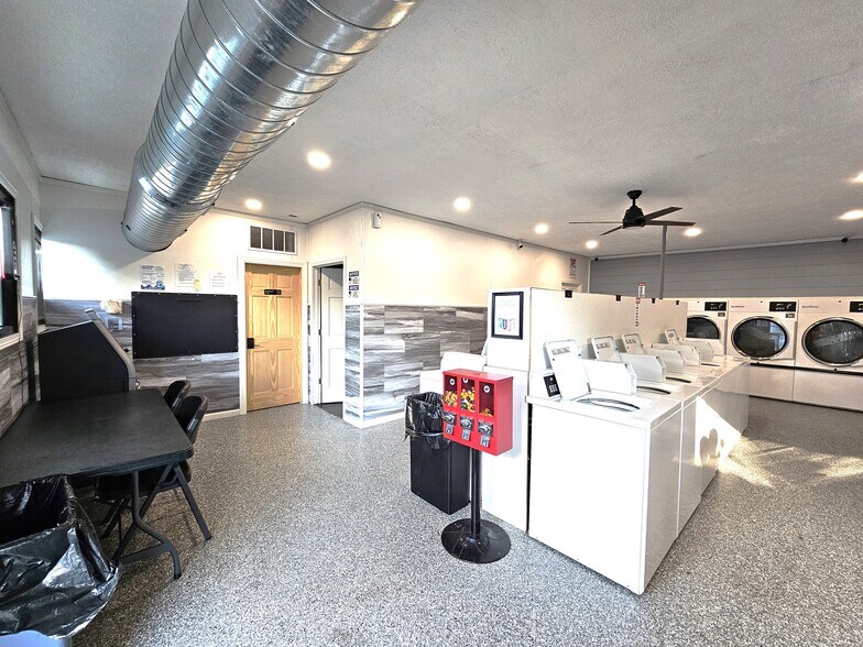 More Photos Of 512 W Egyptian Ave, Christopher Bar For Sale