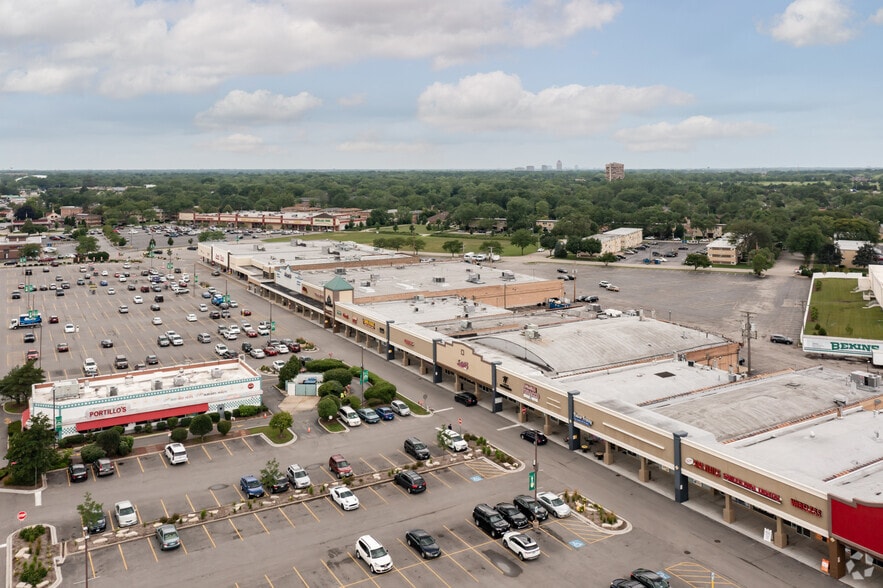More Photos Of 4-140 W Lake St, Addison Freestanding For Lease