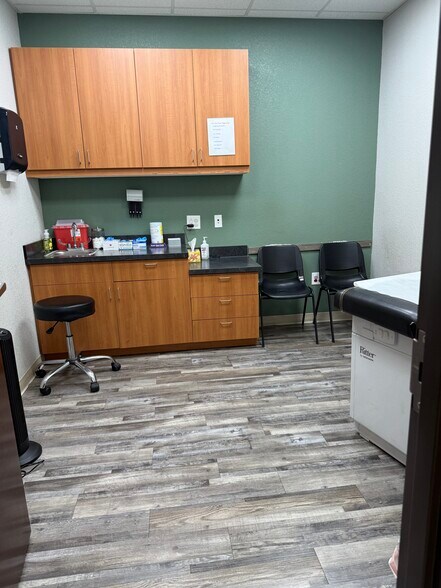 More Photos Of 1315 Chisholm Trail Pky, Duncan Medical For Sale