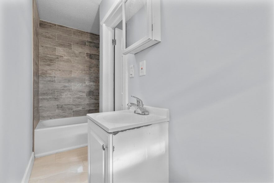 More Photos Of 746 Maple St, Bridgeport Apartments For Sale