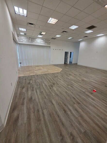 More Photos Of 7901 Kingspointe Pky, Orlando Showroom For Lease