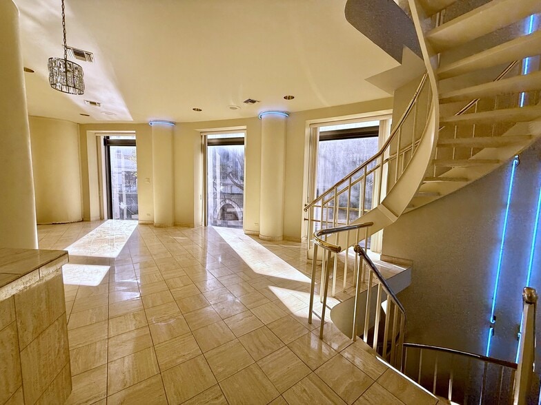 More Photos Of 1020 Navarro St, San Antonio General Retail For Lease