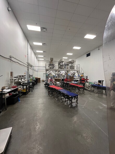 More Photos Of 3740 W 104th St, Hialeah Distribution For Lease