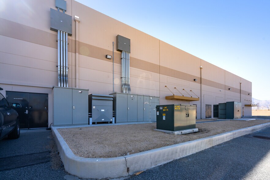 More Photos Of 19533 McLane St, Palm Springs Distribution For Sale