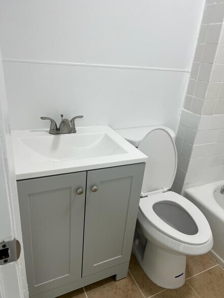 More Photos Of 157 Smith St, Newark Storefront Retail Office For Sale