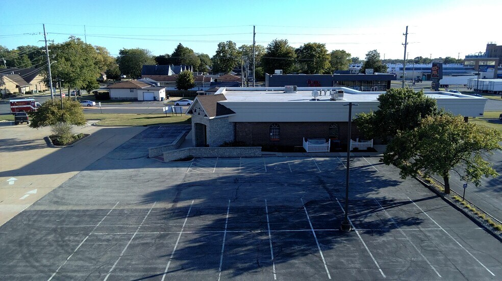 More Photos Of 435 E North St, Bradley Bank For Lease
