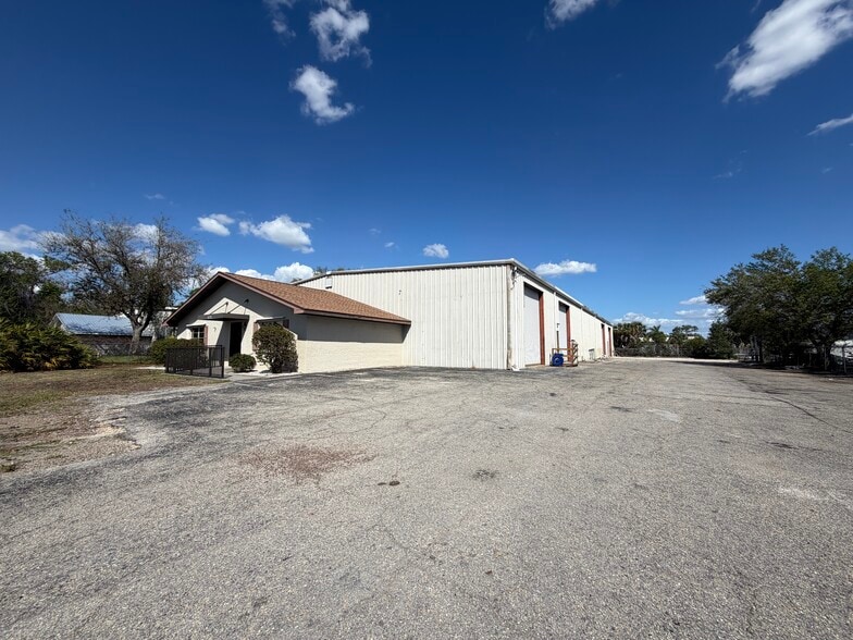 Primary Photo Of 15865 Brothers Ct, Fort Myers Warehouse For Lease