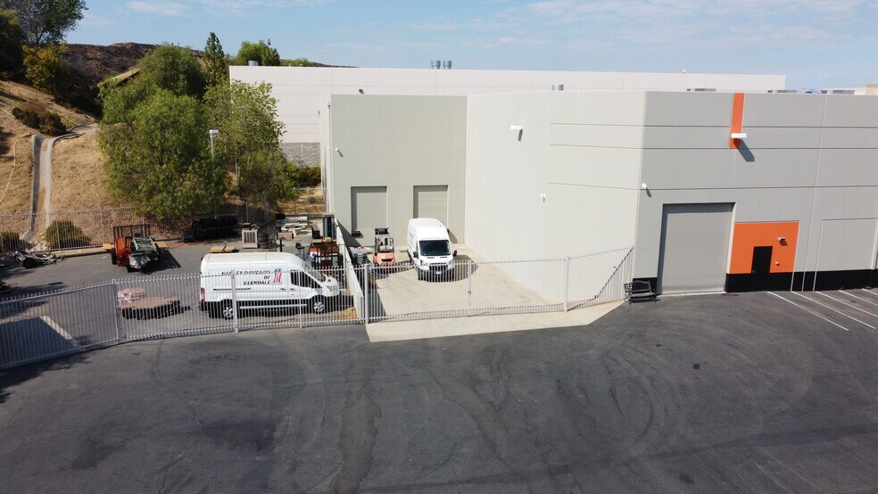 More Photos Of 21130 Centre Pointe Pky, Santa Clarita Warehouse For Lease