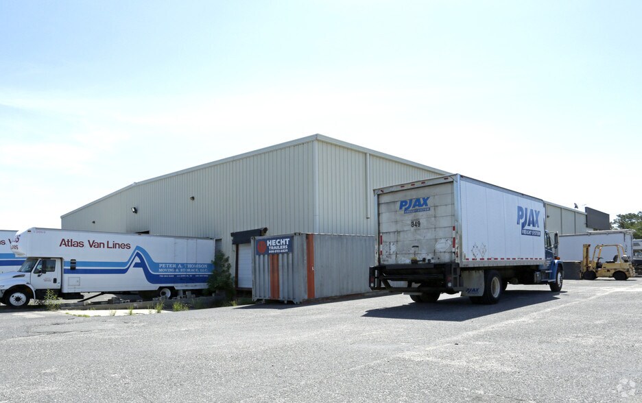 More Photos Of 1970 Swarthmore Ave, Lakewood Warehouse For Lease