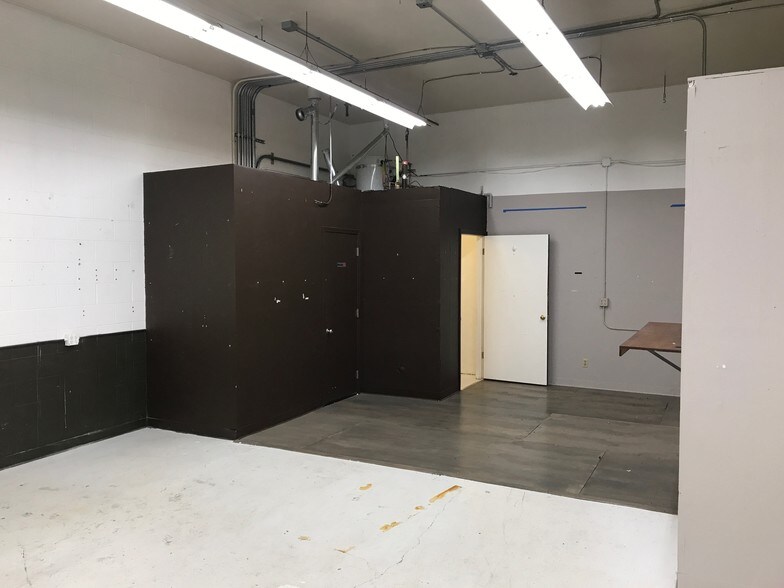More Photos Of 513-579 Mountain View Ave, Belmont Manufacturing For Lease