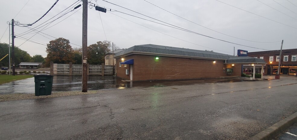 More Photos Of 104 Broadway St, Cave City Bank For Lease