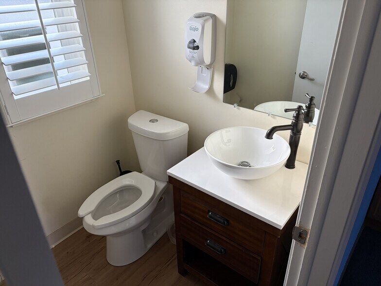 More Photos Of 27051 Southfield Rd, Lathrup Village Freestanding For Sale