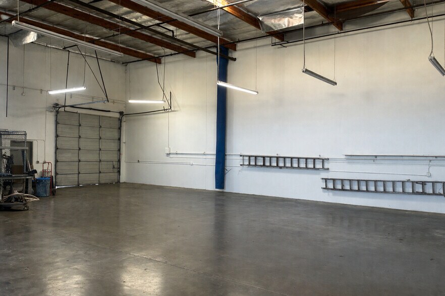 More Photos Of 4082 N Southbank Dr, Oxnard Manufacturing For Lease