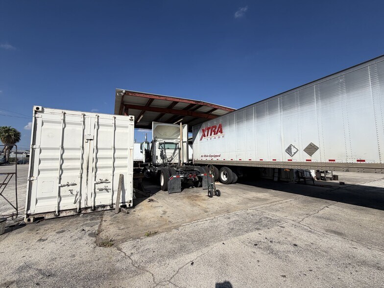 More Photos Of 2026 W Malone Ave, San Antonio Warehouse For Lease