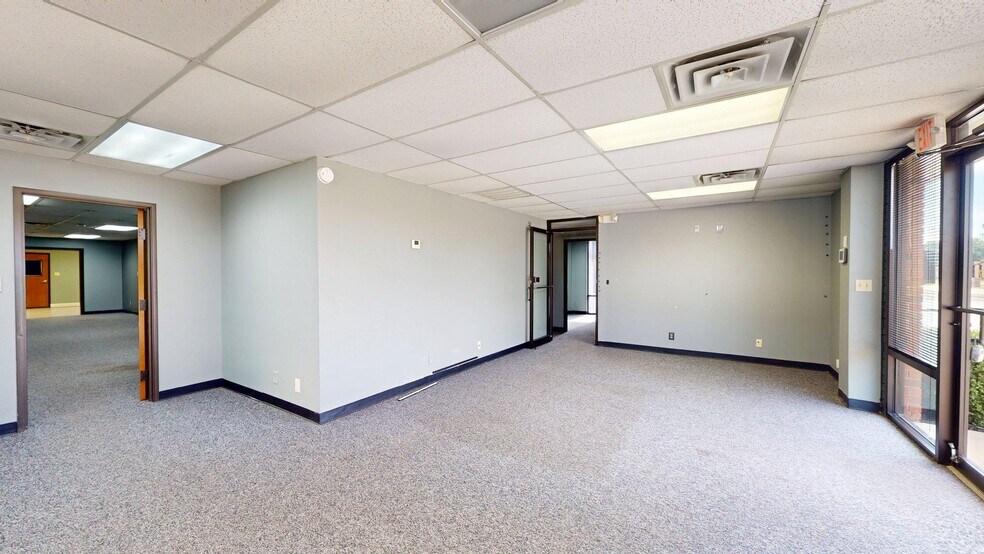 More Photos Of 2109 N Yellowood Ave, Broken Arrow Light Distribution For Lease