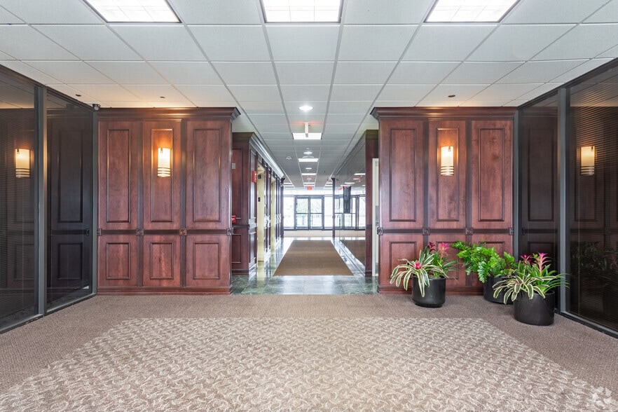 More Photos Of 3315 Algonquin Rd, Rolling Meadows Office For Sale