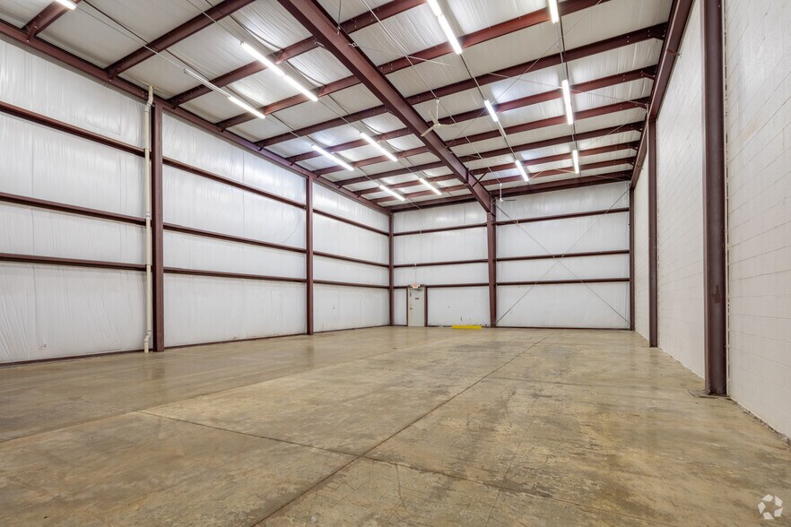 More Photos Of 2015 E Olive St, Decatur Refrigeration Cold Storage For Lease