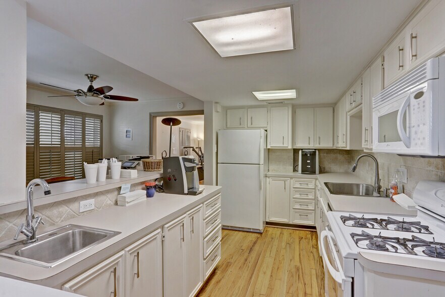 More Photos Of 2033 Buffalo Ter, Houston Office For Lease