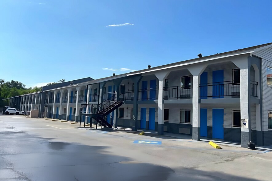 More Photos Of 2111 NW Evangeline Trwy, Lafayette Hotel For Sale