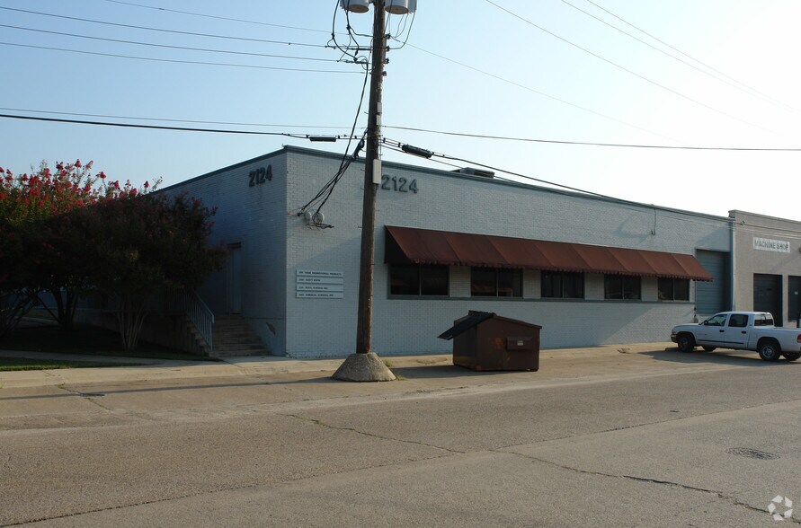 More Photos Of 2124 Farrington St, Dallas Light Manufacturing For Lease