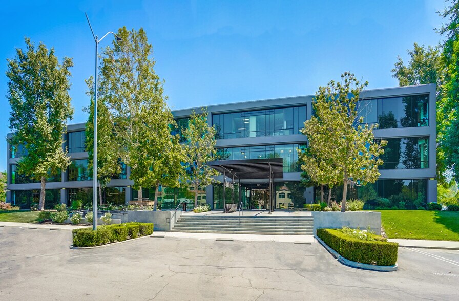 More Photos Of 2625 Townsgate Rd, Westlake Village Office For Lease