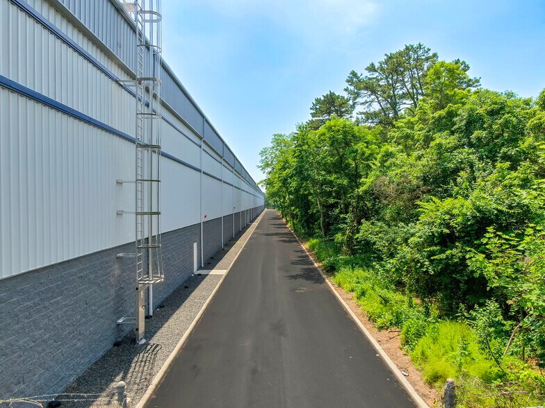 More Photos Of 145 Candlewood Rd, Bay Shore Warehouse For Lease