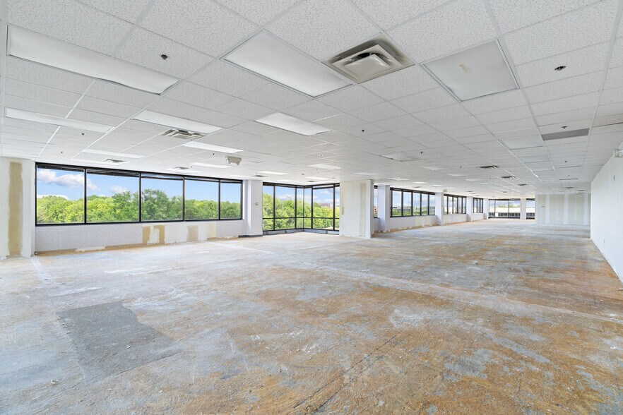 More Photos Of 8440 Woodfield Crossing Blvd, Indianapolis Office For Lease
