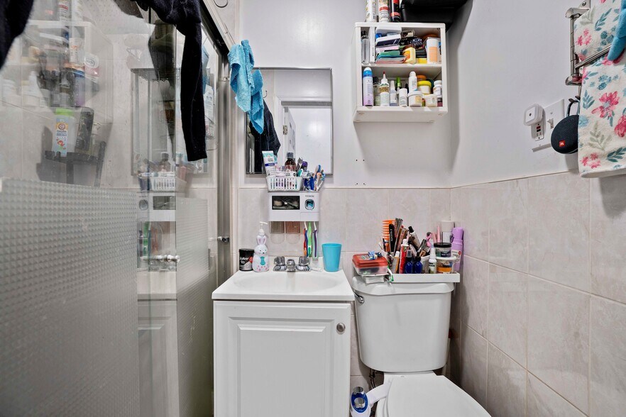 More Photos Of 1536 Gates Ave, Brooklyn Flex For Sale