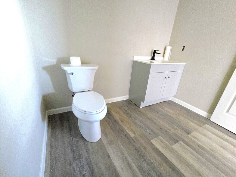 More Photos Of 6366-6414 FM 1715, Lampasas Flex For Lease