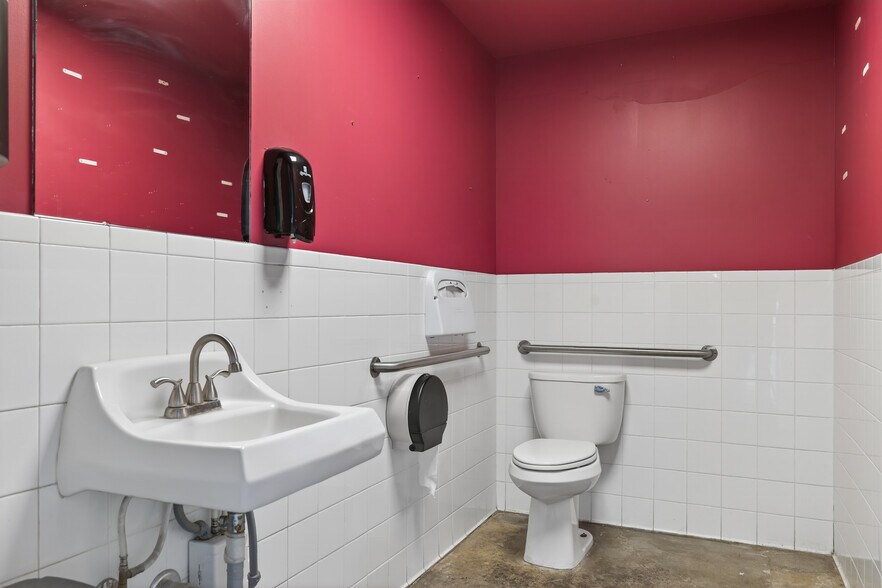 More Photos Of 1895 E Main St, Ventura General Retail For Sale