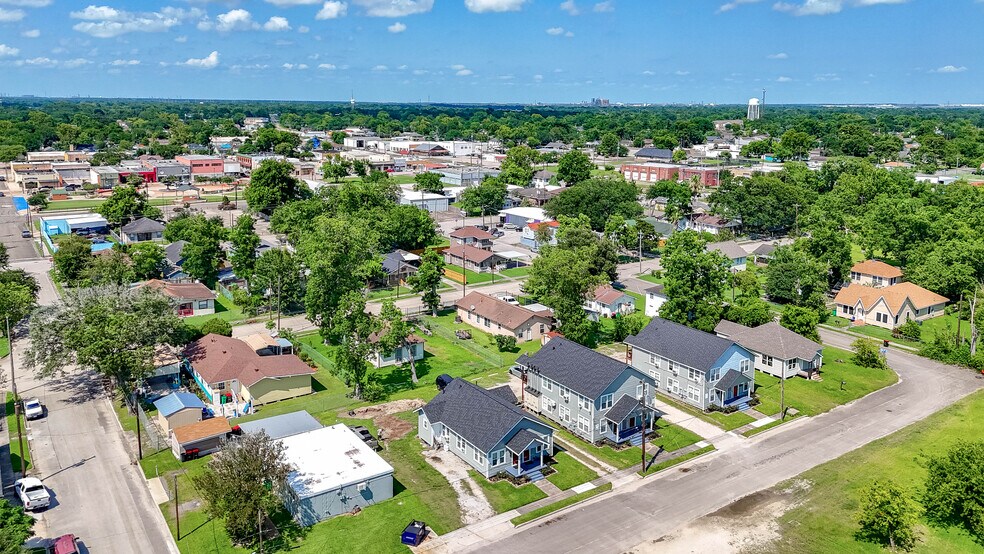 More Photos Of 214 W Republic St, Baytown Apartments For Sale