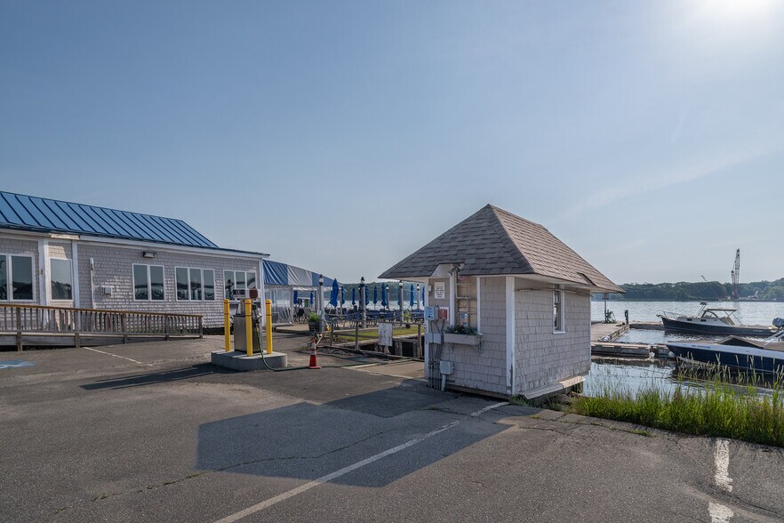 More Photos Of 119 Commercial St, Bath Marina For Sale