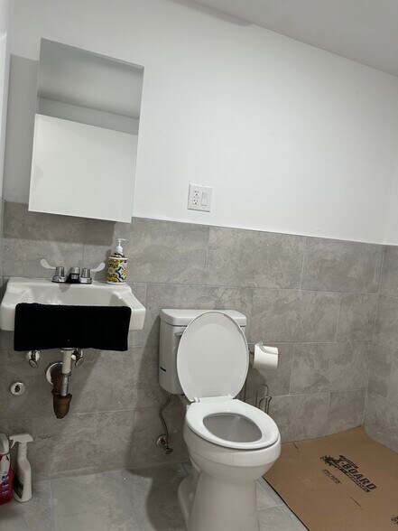 More Photos Of 3831 Carpenter Ave, Bronx Flex For Lease