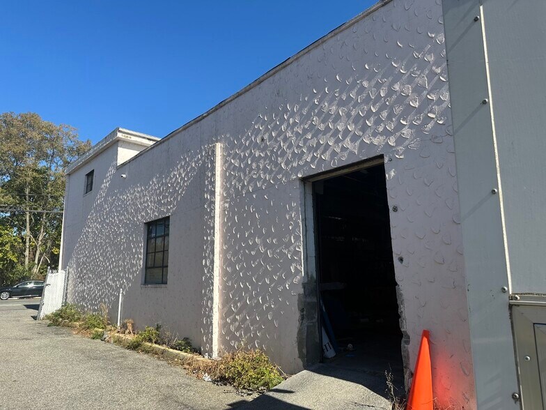 More Photos Of 578 Oak St, Copiague Service For Lease