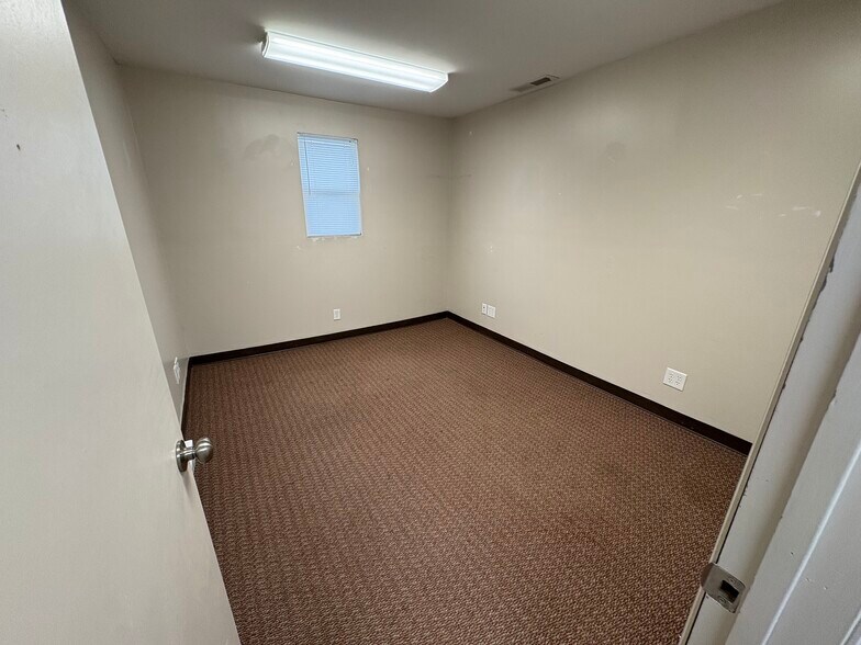 More Photos Of 703 Widewater Dr, Lafayette Warehouse For Lease