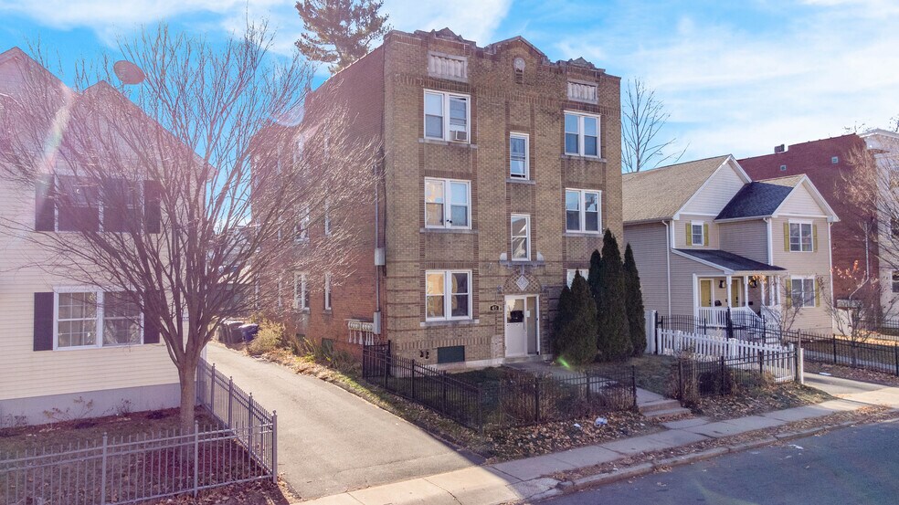 More Photos Of 45 School St, Hartford Apartments For Sale