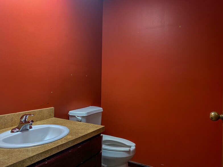 More Photos Of 29525 Canwood St, Agoura Hills Medical For Lease