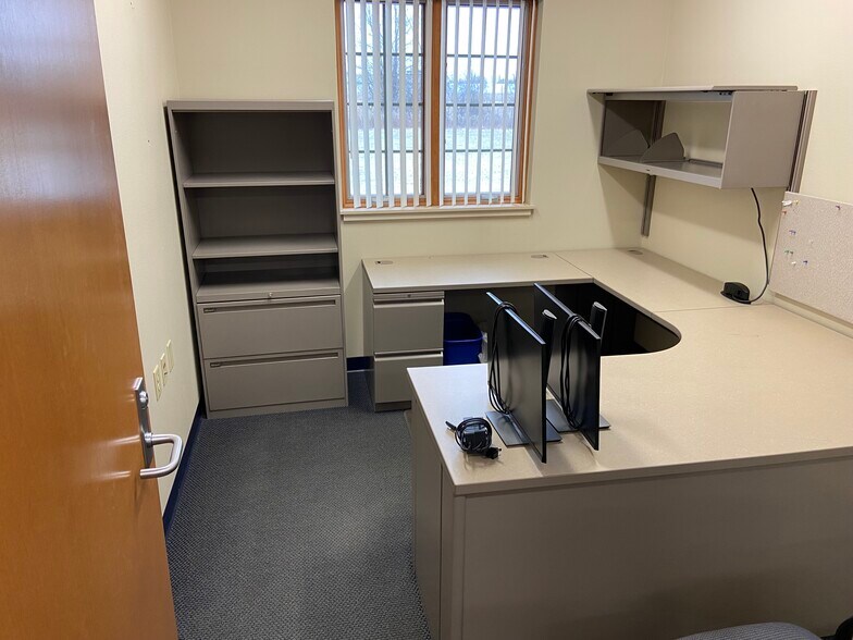 More Photos Of 711 Eisenhower Dr, Kimberly Office For Lease