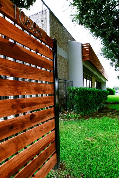 More Photos Of 10606 Shady Trl, Dallas Showroom For Sale