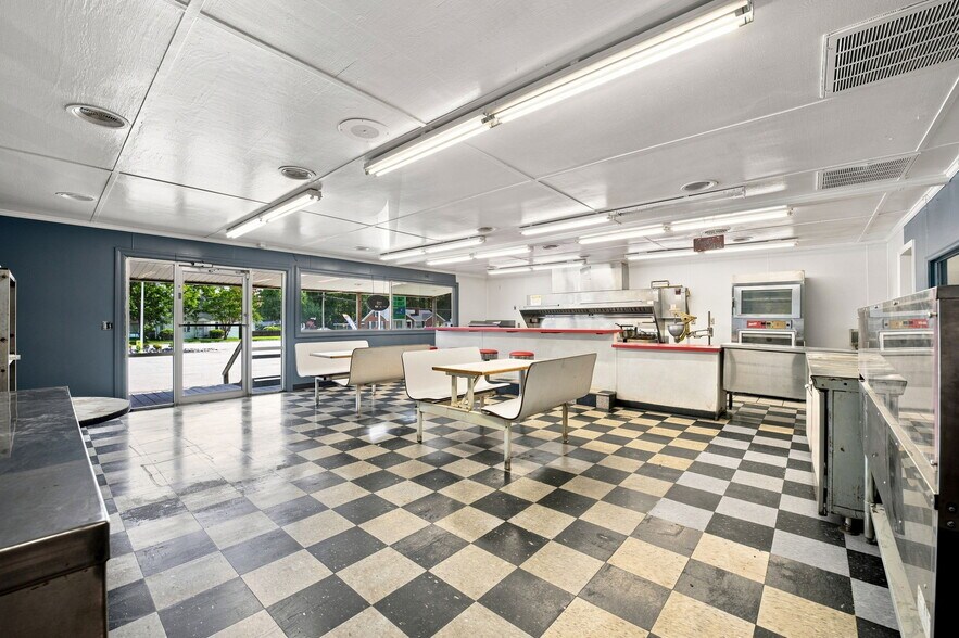 More Photos Of 346 W Jones St, Trenton Service Station For Lease