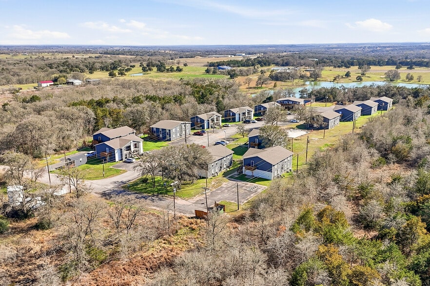 More Photos Of 1105 Westwood Ln, Giddings Apartments For Sale
