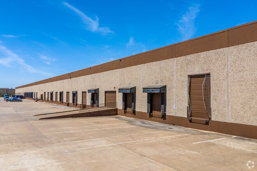 More Photos Of 2170-2180 French Settlement Rd, Dallas Distribution For Lease