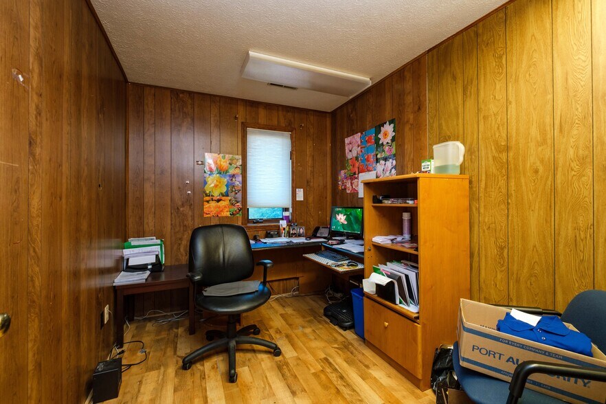 More Photos Of 36 Lucas Rd, Fishersville Warehouse For Lease