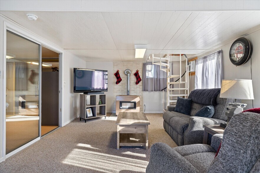 More Photos Of 89 Route 169, Woodstock Airport For Sale