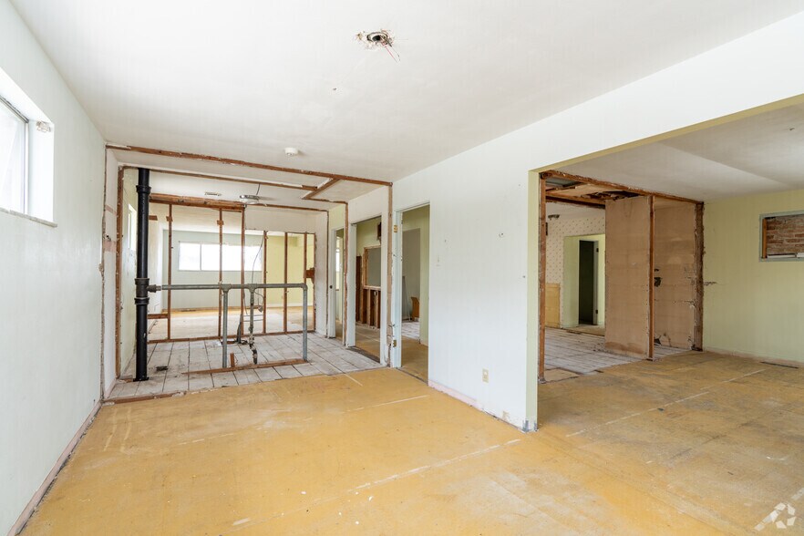 More Photos Of 111 W Lincoln St, Belleville Office For Sale